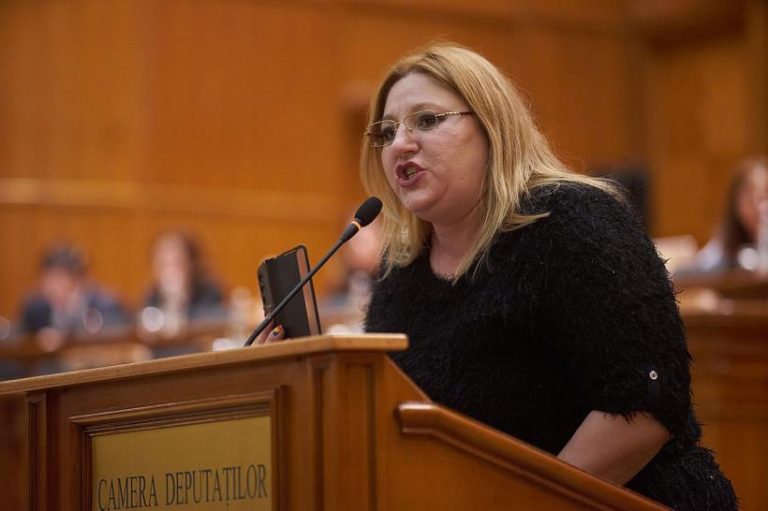 Diana Șoșoacă le-a cerut parlamentarilor moldoveni să voteze Unirea Moldovei cu România