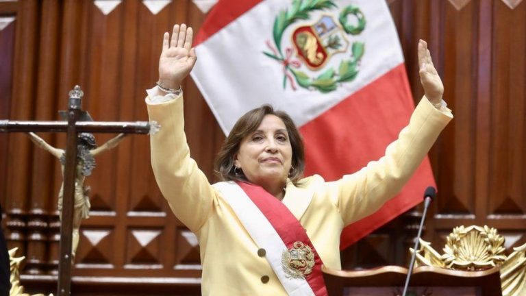 Noua preşedintă peruană va cere Congresului să devanseze alegerile în 2024