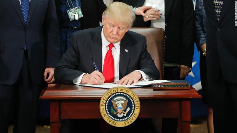Donald Trump a semnat un nou ordin executiv privind extinderea sancţiunilor împotriva Coreii de Nord