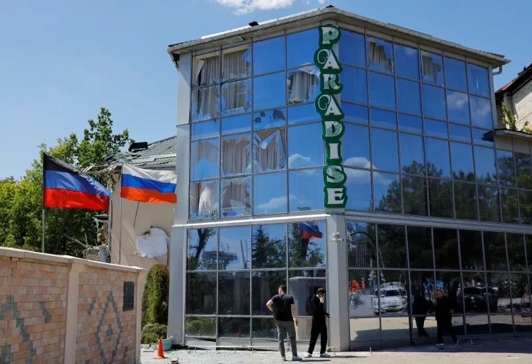 Trei morţi şi 8 răniţi într-o lovitură ucraineană la un restaurant din oraşul Doneţk