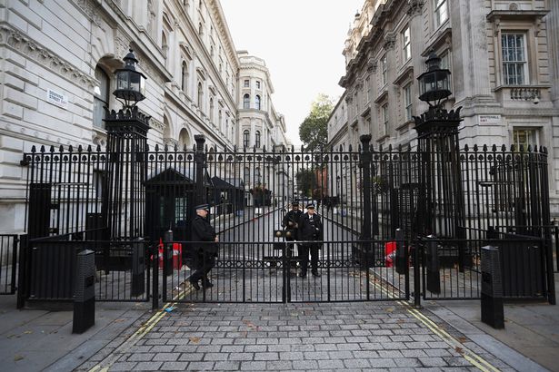 Activişti din gruparea Just Stop Oil încearcă să intre în Downing Street, la reşedinţa premierului britanic