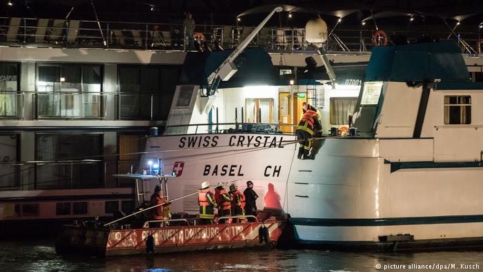 27 de persoane au fost rănite după ce un vas de croazieră elvețian s-a lovit de pilonul unui pod în vestul Germaniei
