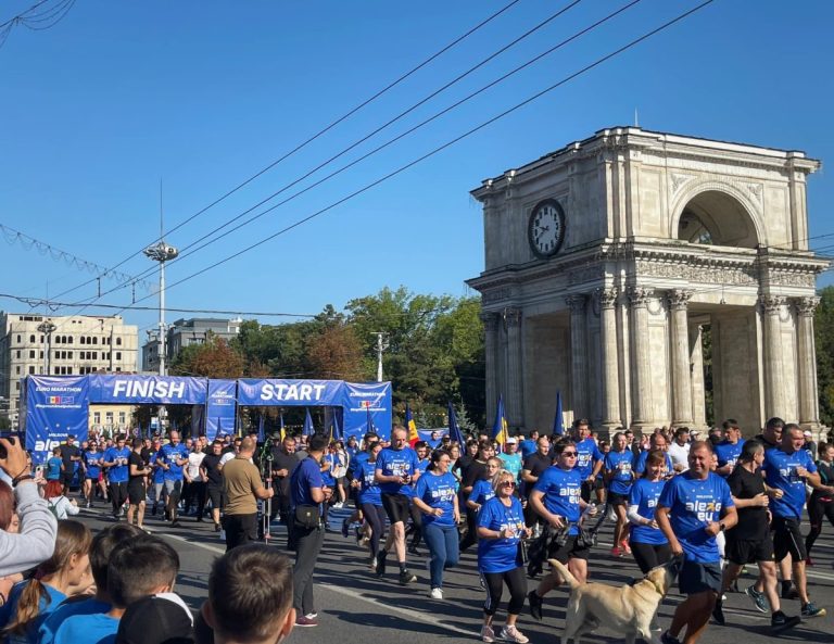 FOTO/ Oficialii moldoveni, la Euro Marathon 2024: „Alergăm cu toții în direcția Uniunii Europene”