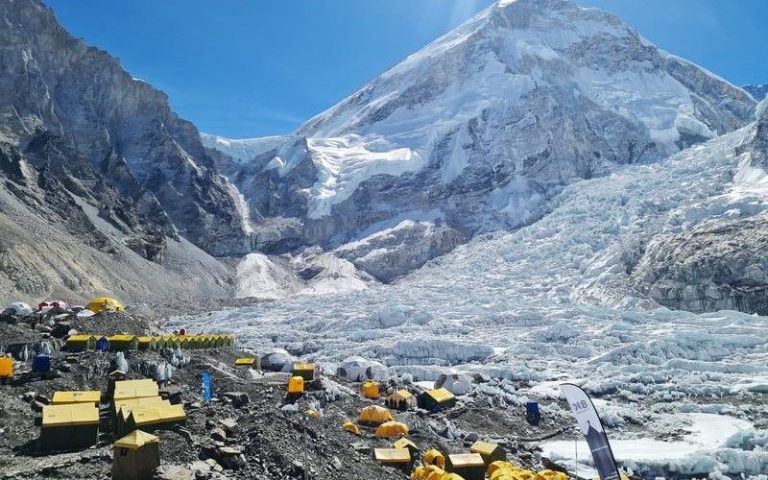 Un nepalez și un britanic au stabilit noi recorduri pentru cele mai multe urcări pe Everest