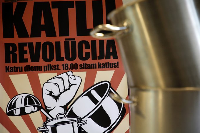 Manifestaţie-concert inedită în Letonia: Proteste cu cratiţe faţă de sprijinul insuficient acordat de autorităţi