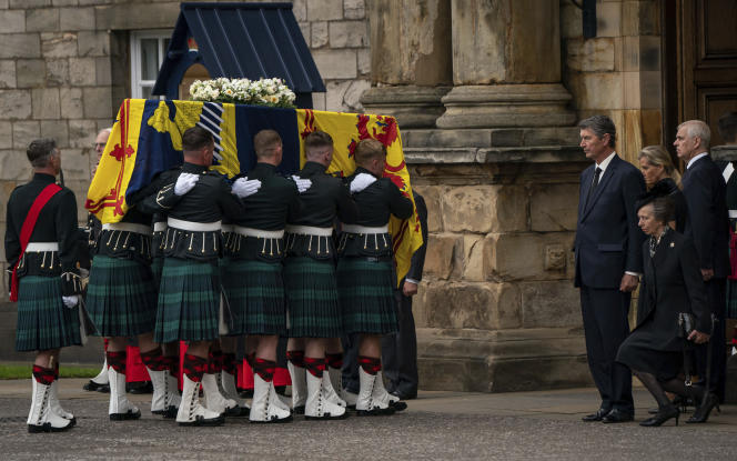 Publicul se reculege în faţa sicriului reginei Elisabeta a II-a la Edinburgh