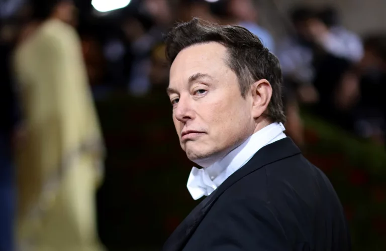 Elon Musk a fost dat în judecată de opt angajați. „tratează femeile ca pe niște obiecte sexuale”