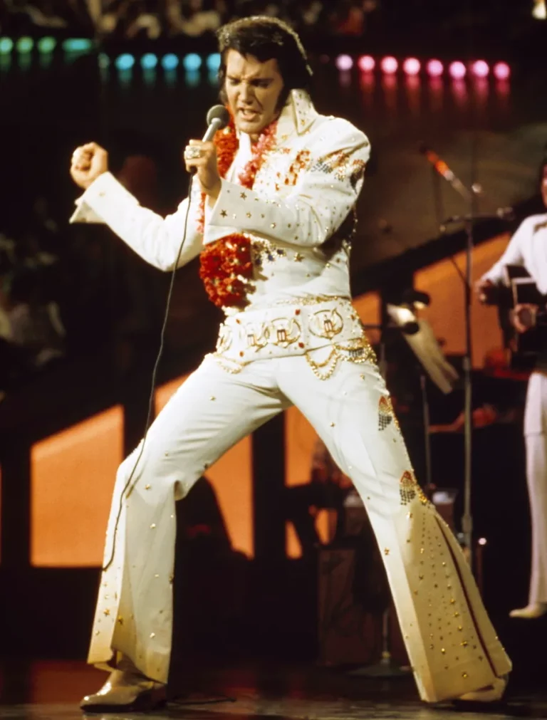 Pantofii albaştri din piele întoarsă ai lui Elvis Presley, vânduţi cu peste 120.000 de lire sterline la licitaţie