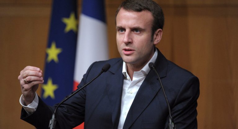 Macron promulgă în direct legile moralizării vieţii publice, după un scenariu à la Trump, fără precedent în Franţa