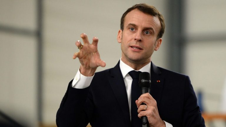 Macron: Franţa va lua măsuri pentru relocarea anumitor producţii în sectorul sanitar