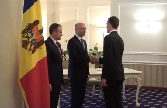 Eugen Sturza a fost învestit ministru al apărării al Republicii Moldova, în pofida opoziţiei lui Igor Dodon