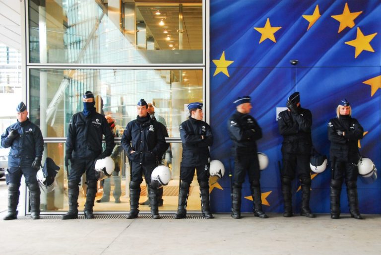 44 de arestări ‘într-una dintre cele mai periculoase reţele’ criminale din UE