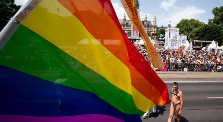 Mii de membri ai comunităţii LGBTQ au defilat la Belgrad, în pofida interdicţiei din partea autorităţilor
