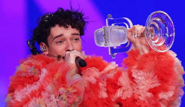 A făcut țăndări trofeul: Nemo, câştigătorul Eurovision, a spart premiul fragil la scurt timp după ce i-a fost înmânat