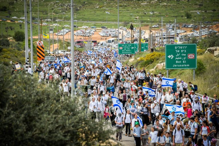 Mii de israelieni au participat la un marş atent păzit spre aşezarea ilegală Evyatar din Cisiordania