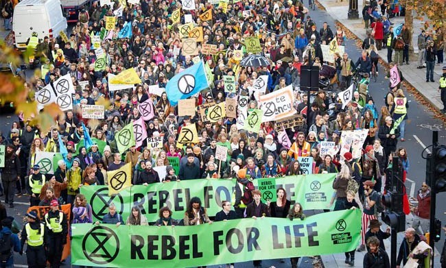 Protestele pentru climă organizate de Extinction Rebellion au continuat la Londra, Berlin şi Paris
