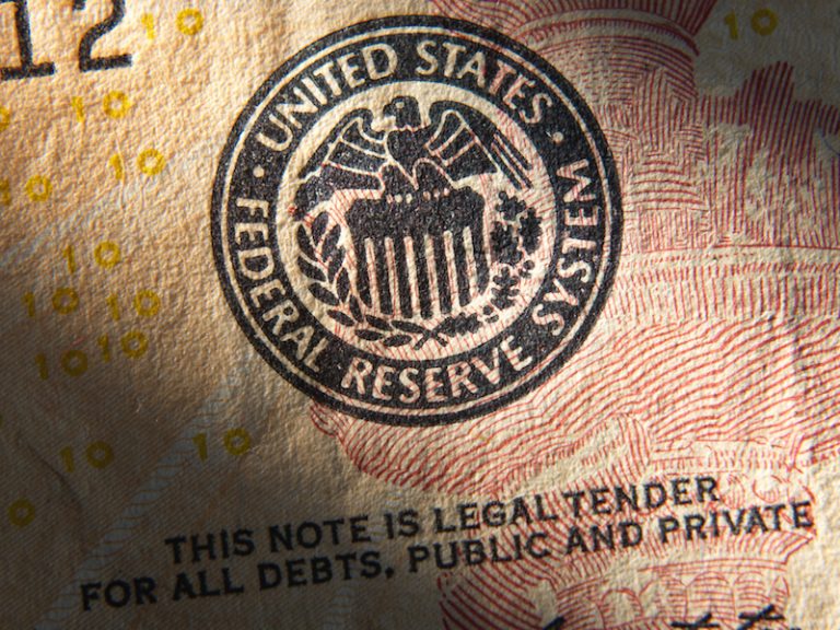 Oficialii Fed nu vor mai putea tranzacţiona acţiuni, obligaţiuni şi criptomonede