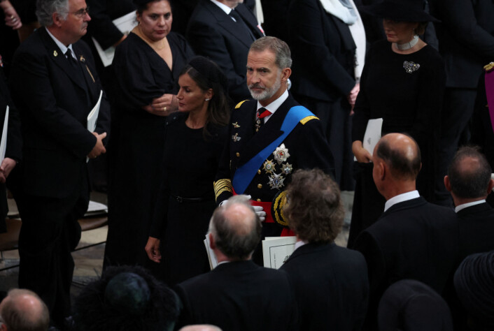Regele Felipe al VI-lea al Spaniei şi tatăl său, unul lângă altul la funeraliile Reginei Elisabeta a II-a