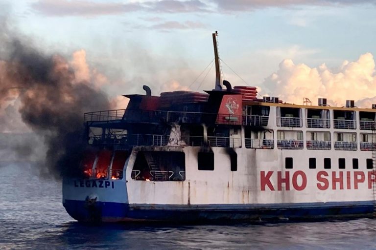 Un feribot filipinez cu 120 de persoane la bord a luat foc în timp ce naviga