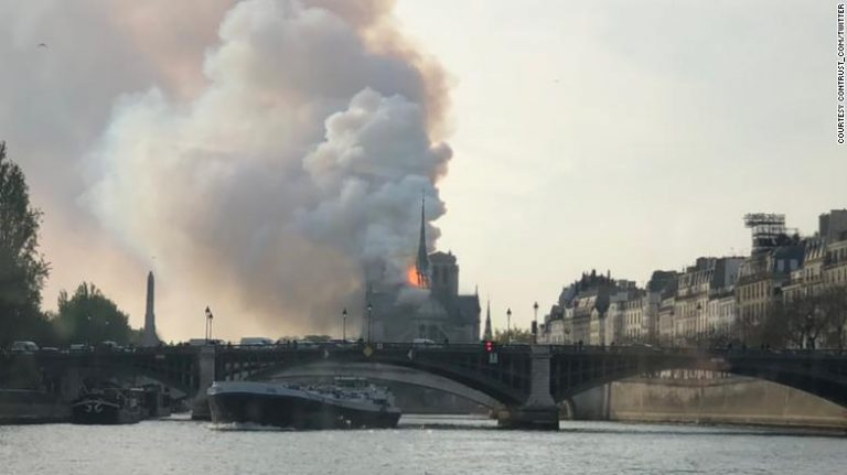 Emmanuel Macron s-a deplasat la Catedrala Notre-Dame cuprinsă de un incendiu