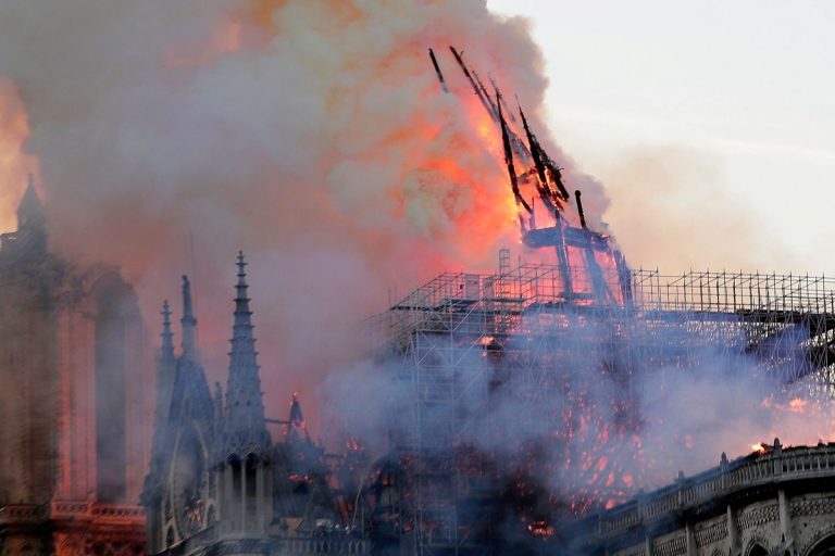 Marii industriași francezi donează sute de milioane de euro pentru refacerea Notre-Dame