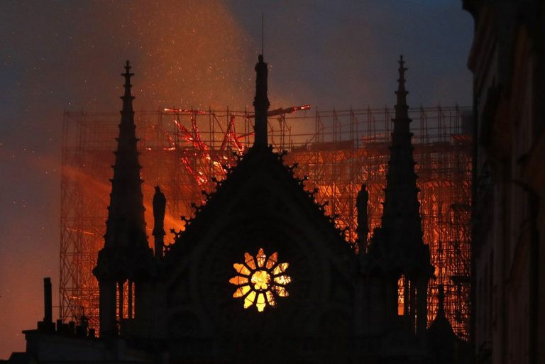 Operațiune complexă: a început restaurarea vitraliilor deteriorate de fum de la Notre-Dame