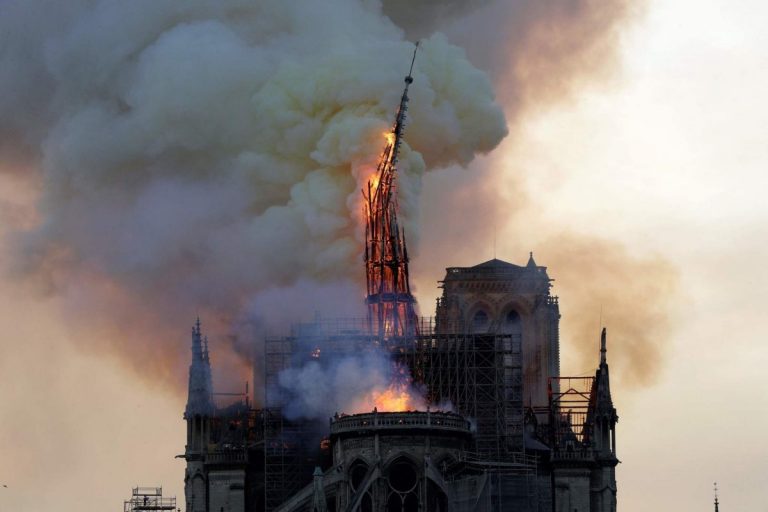 Incendiu la Notre-Dame: Întregul acoperiş al catedralei s-a prăbuşit