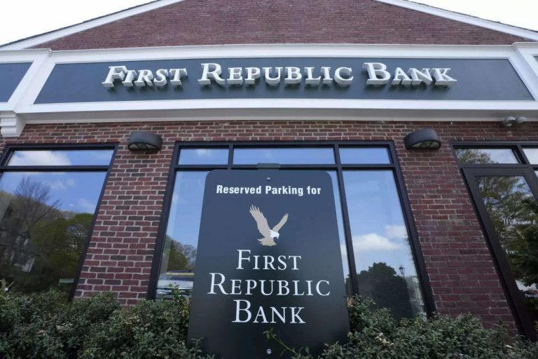 Banca americană First Republic preluată de autorităţile de la Washington şi revândută către JPMorgan