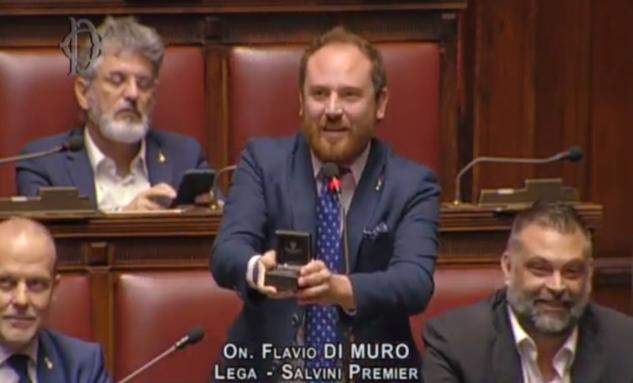 Deputatul italian Flavio di Muro şi-a cerut iubita de soţie în plenul Parlamentului