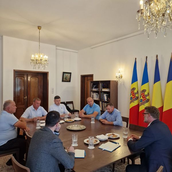 Fermierii moldoveni cer ajutor din partea României. Au mers la Ambasadă