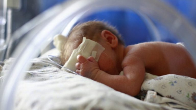 Un băiețel s-a născut în ambulanță în drum spre maternitate