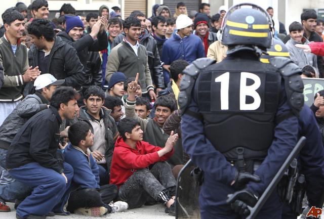 Autoritățile franceze evacuează o tabără de migranți