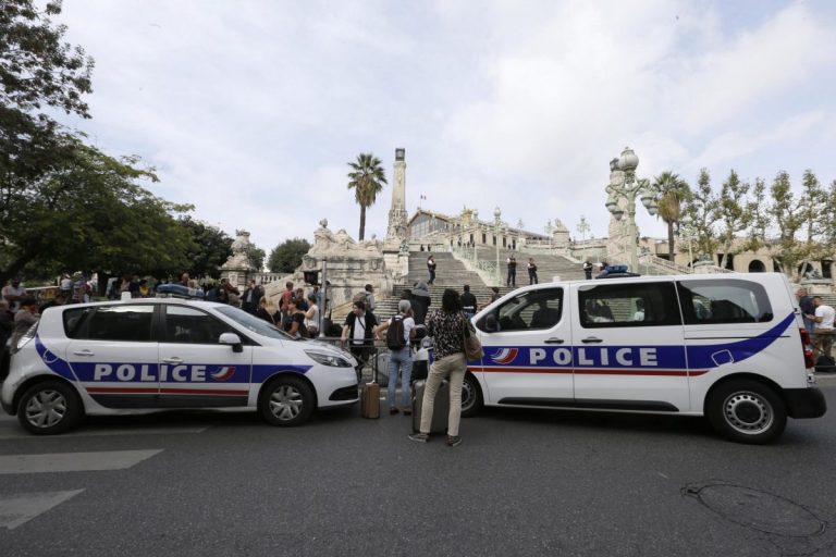 Franța : Un bărbat a fost agresat de doi bărbaţi cu o macetă şi o sabie în Paris