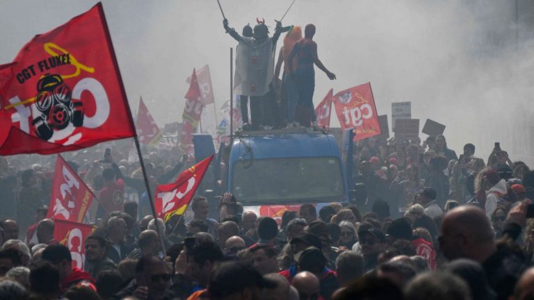 Peste un milion de participanţi la protestele din Franţa, aproape 120.000 la Paris