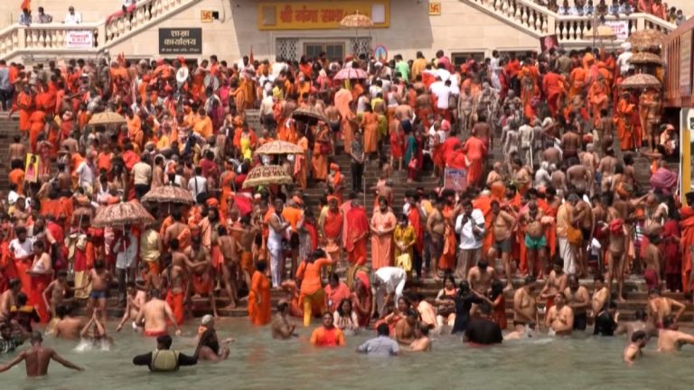 Sute de mii de pelerini hinduşi s-au scăldat în apele Gangelui, în pofida unei recrudescenţe alarmante a pandemiei în India