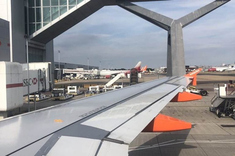 Zborurile pe aeroportul londonez Gatwick au fost reluate după soluţionarea problemei la sistemul de control al traficului