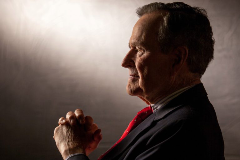 Air Force One va transporta sicriul cu trupul neînsufleţit al fostului preşedinte George H.W. Bush la Washington