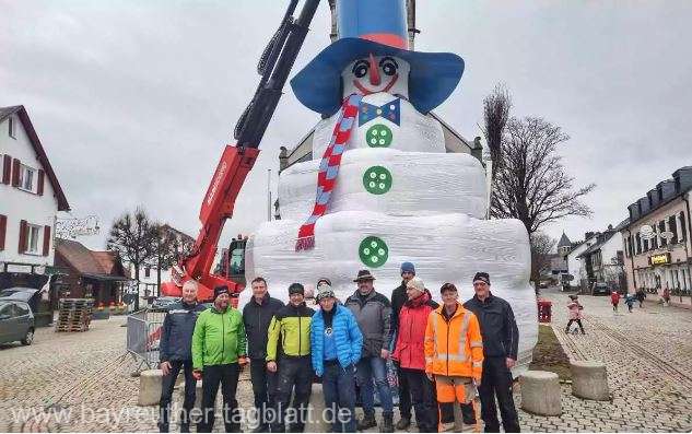 În lipsa zăpezii, locuitorii unui sat bavarez au construit un om de zăpadă tradiţional din… fân