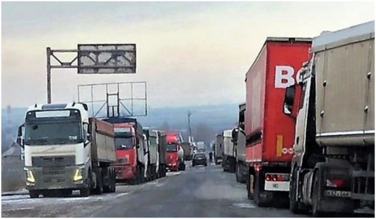 Zeci de camioane ucrainene, blocate la Giurgiuleşti
