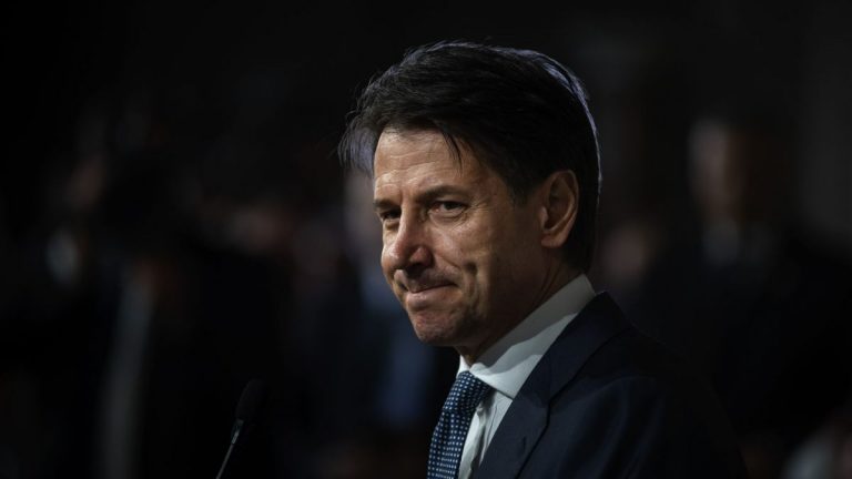 Giuseppe Conte câştigă un vot de încredere, dar pierde majoritatea absolută în Senatul italian