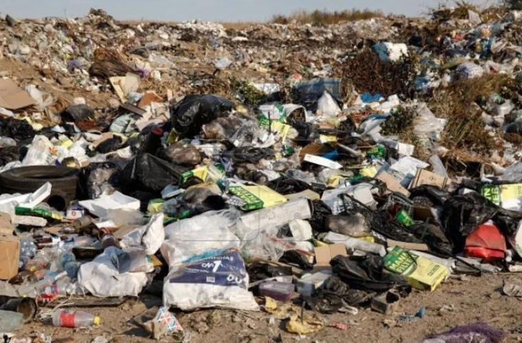 Grătieşti: O groapă de gunoi neautorizată a pus autorităţile la treabă. Au fost evacuate câteva tone de deșeuri