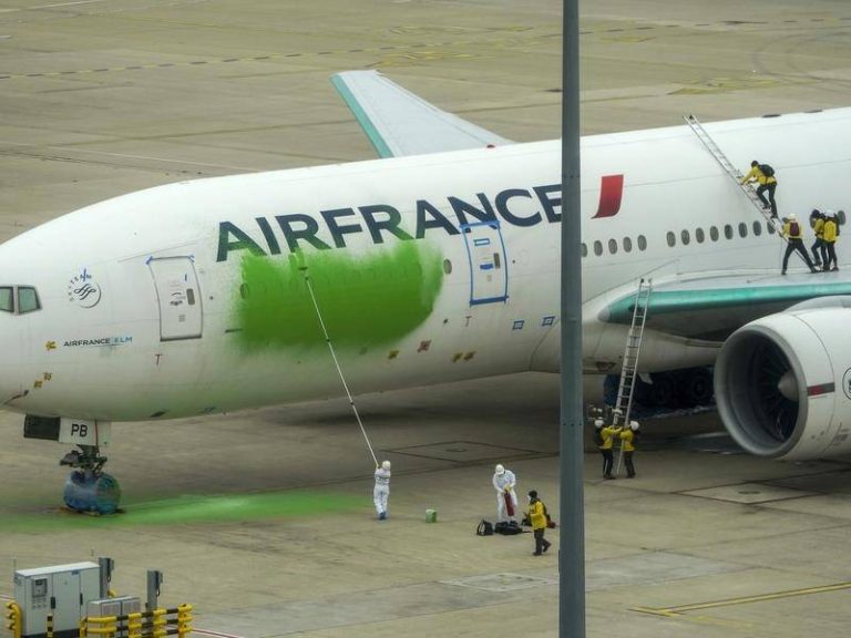 Greenpeace a pictat parţial în verde un avion al Air France pe aeroportul Charles de Gaulle din Paris