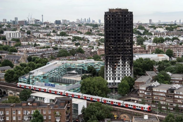 Pompierii londonezi sunt acuzaţi în ancheta incendiului de la Grenfell Tower