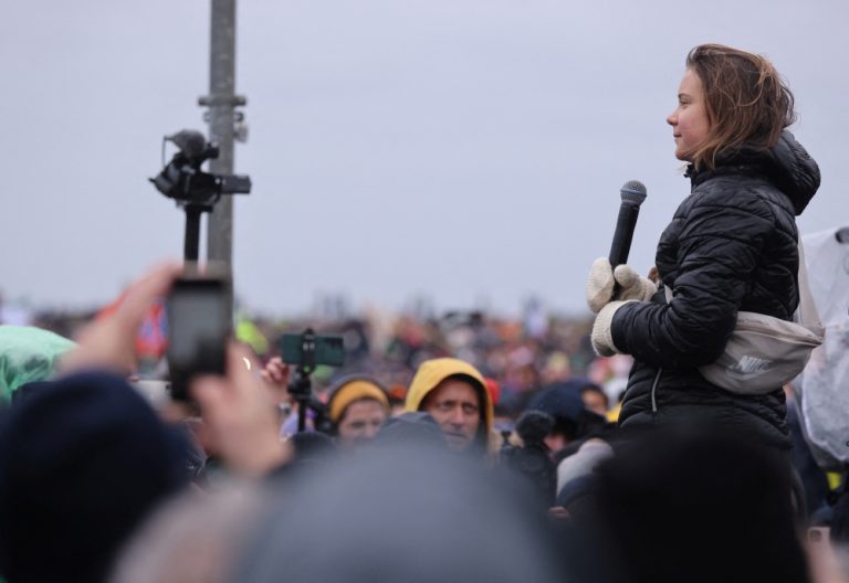 Greta Thunberg s-a alăturat protestului din satul german față de extinderea unei mine de cărbune