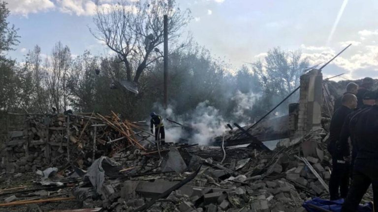Două femei şi o fetiţă de şapte ani au fost ucise într-un bombardament rusesc în nord-estul Ucrainei
