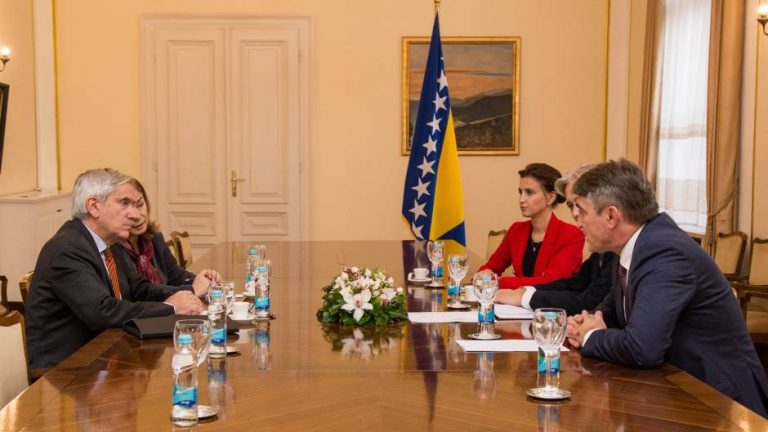 Bosnia l-a convocat pe ambasadorul Franţei după ce Macron a descris ţara drept o ‘bombă cu ceas’