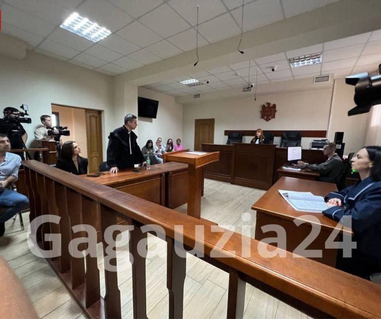Ședința de judecată cu participarea bașcanei Guțul continuă. Zeci de persoane scandează în rusă