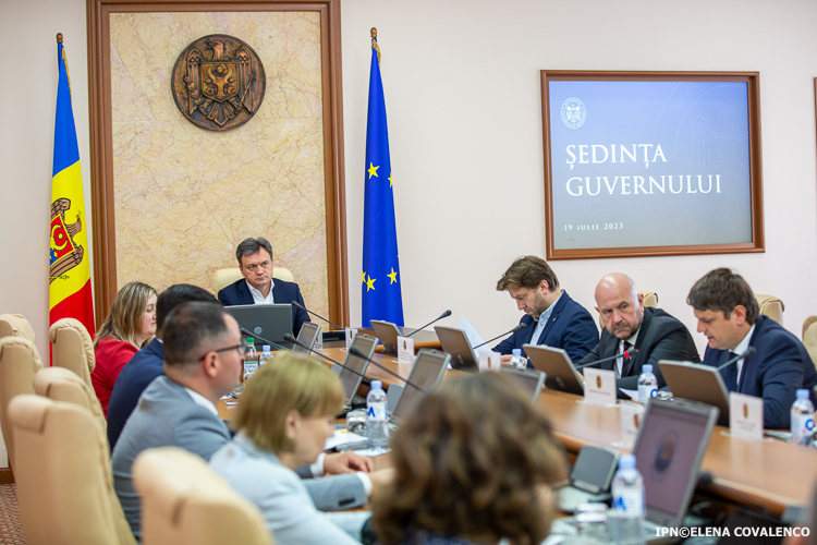 Asistenții personali din Chișinău vor fi reangajați de Guvern