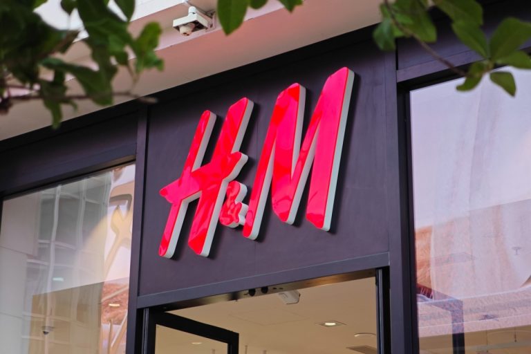 H&M, al doilea cel mai mare retailer de modă din lume, a ratat previziunea privind profitul; Acțiunile, în scădere cu 8%