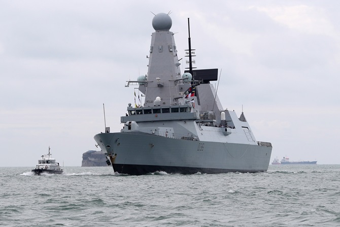Nave militare ruse, escortate de Royal Navy şi NATO în apropierea apelor teritoriale britanice